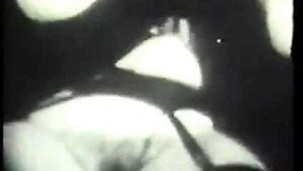 Seksi brunet içinde kadın iç çamaşırı çalış ile bir yapay penis içinde ona sıkı kedi