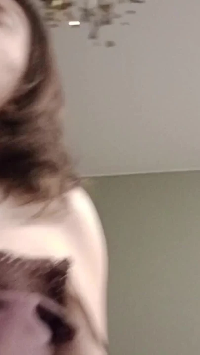 Bu azgın büyük memeli orta yaşlı seksi kadın tüm suyunu emecek | Klip 1