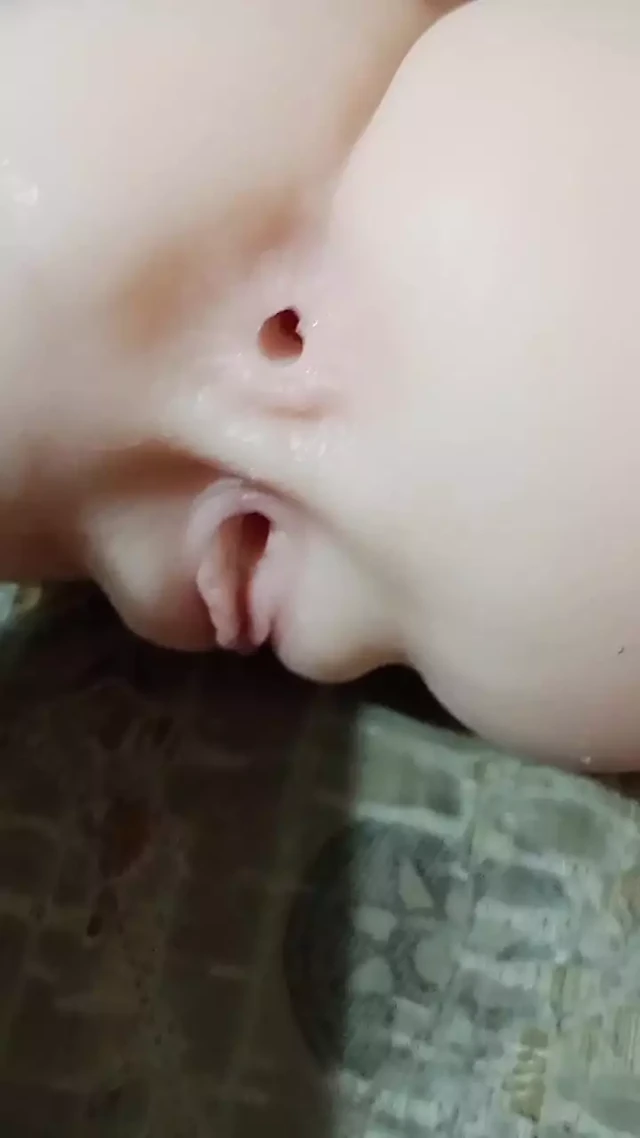 Oyuncak göt yalıyor 🤤