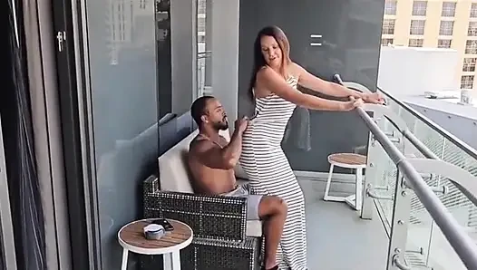 Seksi olgun genç erkek avcısı Mallory balkonda büyük zenci yarağının tadını çıkarıyor