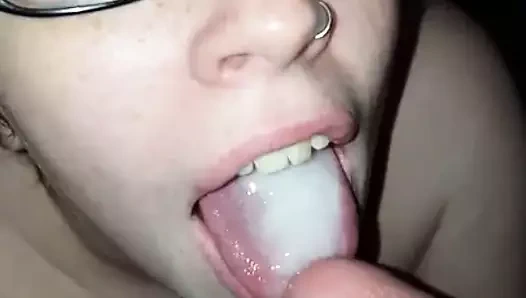 Sıcak redhead berbat ve kırlangıçlar the boşalmak