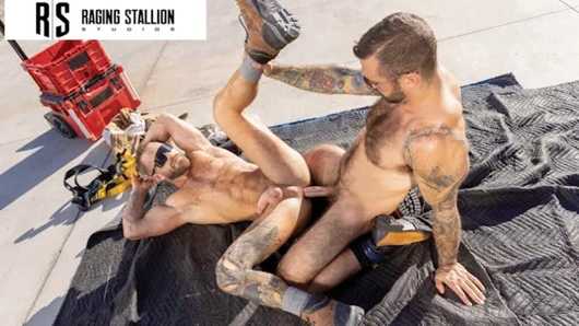 İnşaat sürtükleri açık havada sikişiyor mucle jock