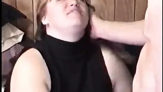 Adam şişman sarışını sikiyle sikmek için kalçalarını açıyor