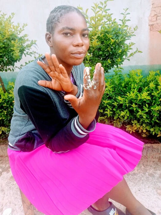 Kozmetiklerimi gösteriyorum