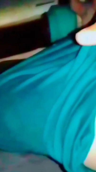 Hintli ev hanımının kocası yurtdışına gitti ve madam seksi susamış amını soğutuyor | Klip 1