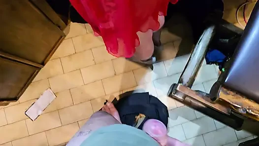 Müşteriler evli kadın herkesin içinde beni sikmeye başladı