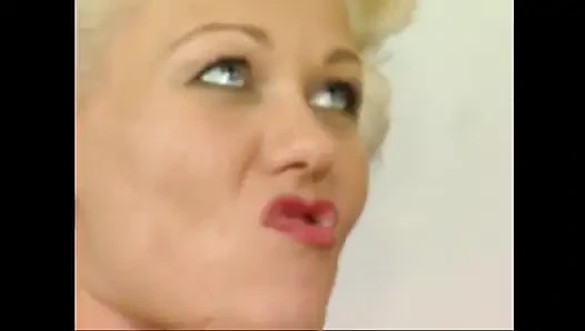 Sarışın orta yaşlı seksi kadın yatakta sert bir sikişten sonra amını yalatıyor