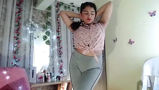 Sevimli 18 yaşındaki kız kamera önünde striptiz yapıyor