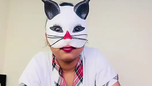 Yaramaz üvey kız kardeş üvey erkek kardeşinin sikini emiyor ve yutmadan önce ağzına boşaltıyor