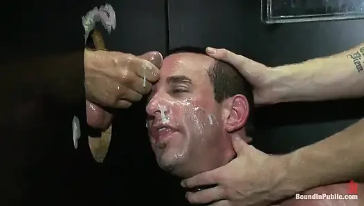 Çıplak pandalar kandırıyor veya ikram ediyor - cadılar bayramı için tam zamanında