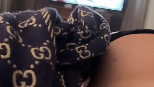 Oral seks, Gucci, Asyalı hepsini gırtlağına kadar alıyor, emiyor, yalıyor, evli kadın yatak odasında ağzındaki sert yarağı seviyor - xxxx