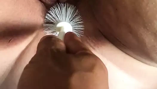 benim kız ucube-on-a-tasma amını fırça ile temizleme