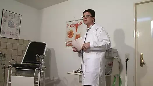 Die Frauenaerztin wenn kein Kunde da ist