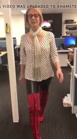 Sıkı yüksek çizmeler ve parlak tozluk süper seksi milf