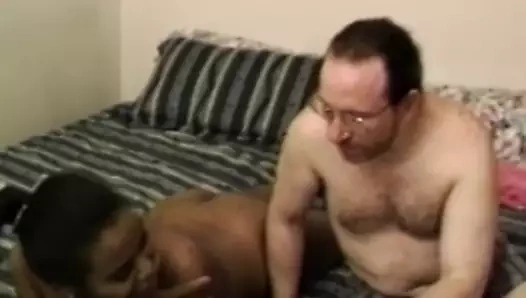 Abanoz bebek yalıyor siyah çük sert ve tadı sıcak boşalmak