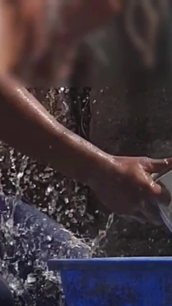 Must-see moment from "My elder brother's housewife is bathing in the open bathing house outside the house in the village,"