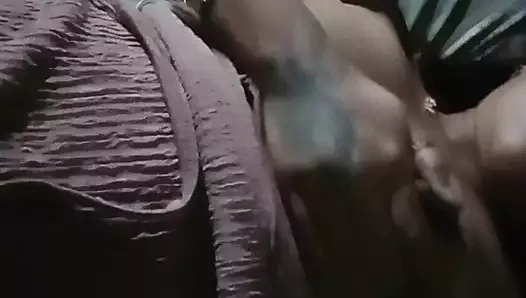 Azgınım bu yüzden ıslak ve sulu amcığımı oynuyorum