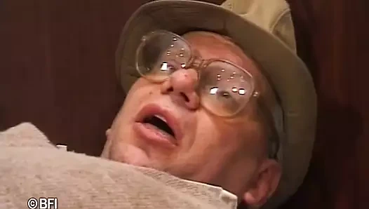 Hatun yaşlı yarağı seviyor