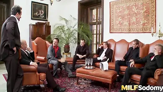 2 seksi olgun kadın çifte penetrasyondan hoşlanıyor