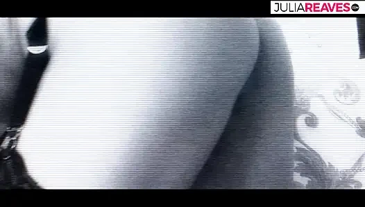 Askılı kadın binme pozisyonunda