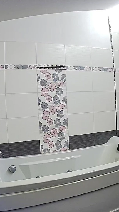 Stella banyoda banyo yapmaya hazırlanıyor - gerçek amatör röntgenci sahnesi | Klip 1