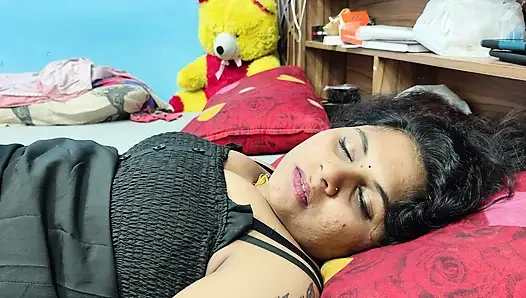 Kız arkadaş erkek arkadaşıyla evde ilk kez seks yapıyor ve sidik, kız arkadaş ve erkek arkadaş yatak odasında ateşli sikişiyor ve işiyor