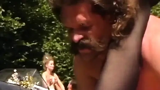 Büyük memeli Alman kızlar emmek ve binmek için burada