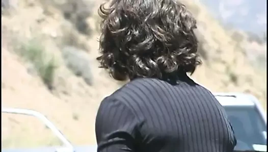 Güzel sarışın bebek nüfuz almak için önce sert bir horoz emme ve üfleme hoşlanır