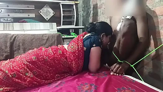 Baldız bağlı ve kendi kayınbiraderi ile sikişiyor ve odada ustalık yapıyor.