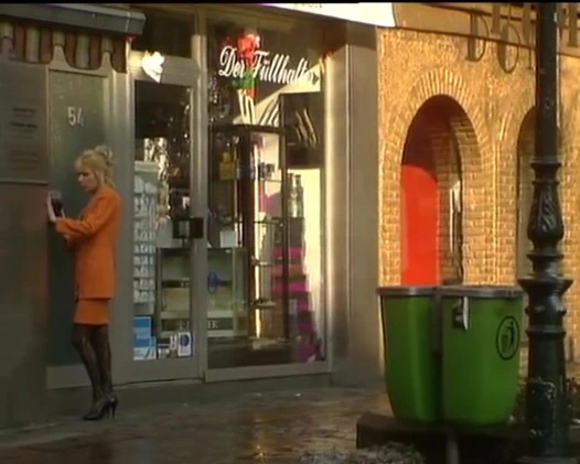 Üç nefes kesen Alman bayan oturma odasında seks oyuncaklarıyla oynuyor