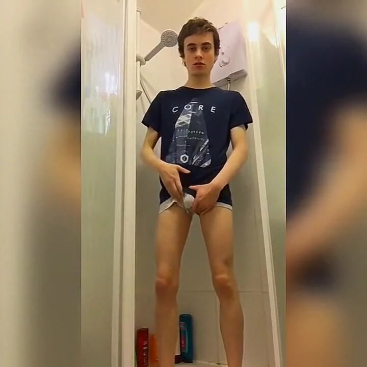 Büyük ıslak sünnetsiz twink yarak!
