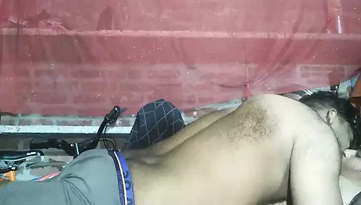 Ateşli hatun öpüşüyor ve emiyor
