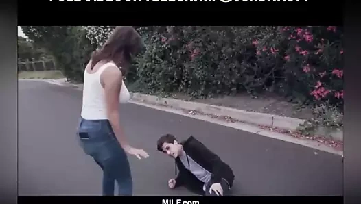 Araba kazası ile genç oğlan ve sıcak milf alexis fawx