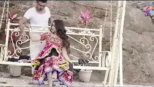 Desi gori ladki ok tel lagakar pel Diya