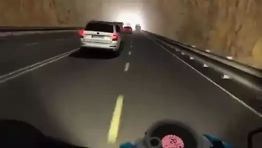 Oyunda, üvey erkek kardeş üvey kız kardeşini yorgana sokuyor