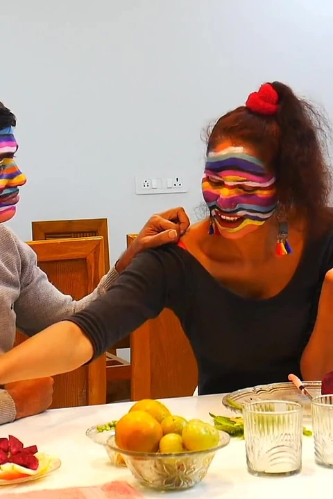 Yalnız ev hanımı mutfakta yemek pişirmek ve sikişmek için ev hizmetçisini çağırıyor 1