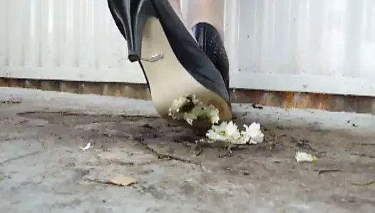 Topukluların altında çiçek ezmek