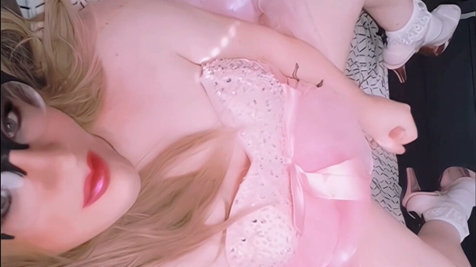 Prenses Bunnie: pembe kadın kılıklı prenses babası için boşalıyor