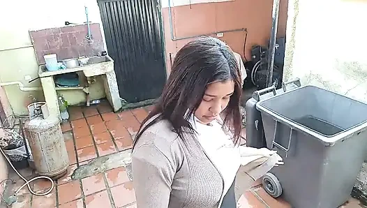 New York Amerika Birleşik Devletleri'nden 18 yaşındaki esmer büyük sarkık memeler üvey erkek kardeşinin büyük yarağının kırmızı götünü sikiyor