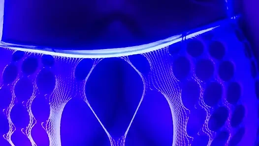 siyah ışıkta büyük memeler