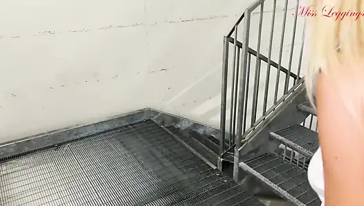 MILF süpermarket otoparkında yaklaştı