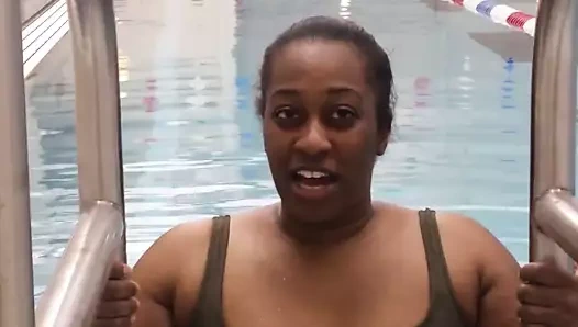 Bbw siyah kadın pembe lateks mayo koymak