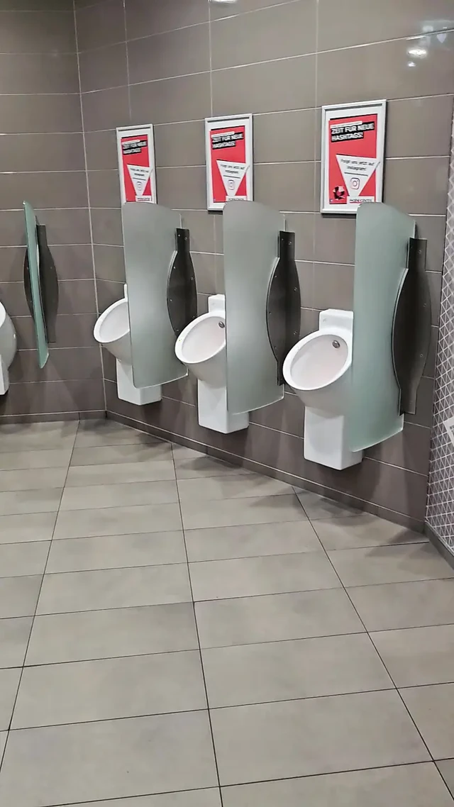 Alışveriş merkezinde tuvalette yarakla mastürbasyon yapıyor