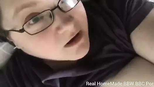 Bacaklar bağlı klitorisimi uyarmak için değnek ile ıslak amcığımı dildoyla sikiyorum