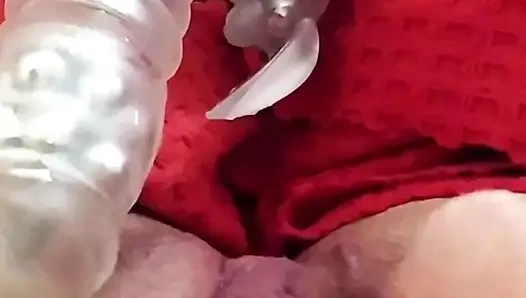 chienne de pisseuse se gode la chatte