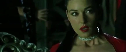 Monica bellucci kırmızı sıcak göğüs arası