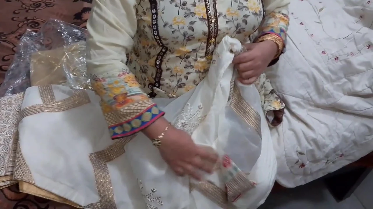 सौतेला बेटा सौतेली मम्मी को नए कपड़े गिफ्ट करता है - भारतीय चुदाई