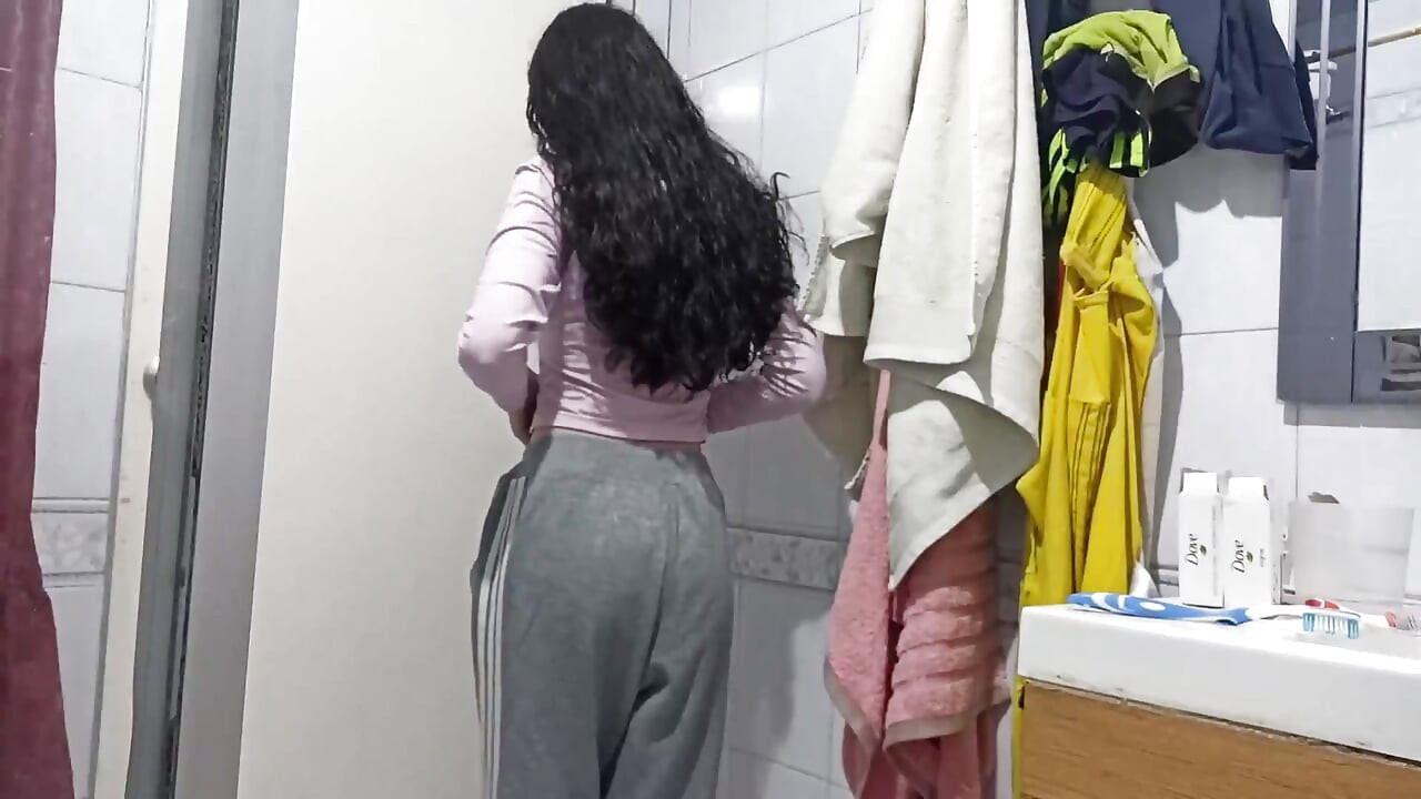 Onu duşta sikiyor, 18 yaşındaki bir kadınla banyo yaparken lezzetli seks