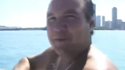 Bir motorlu teknede iki bebeklerle daha yaşlı