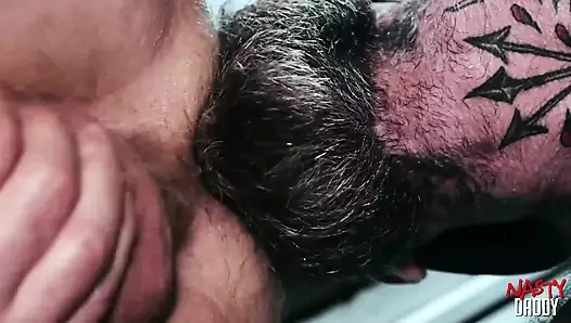 Edepsiz baba Mike Gerle diz çöküp yarak kaslı dilf Jack Dixon'a tapıyor